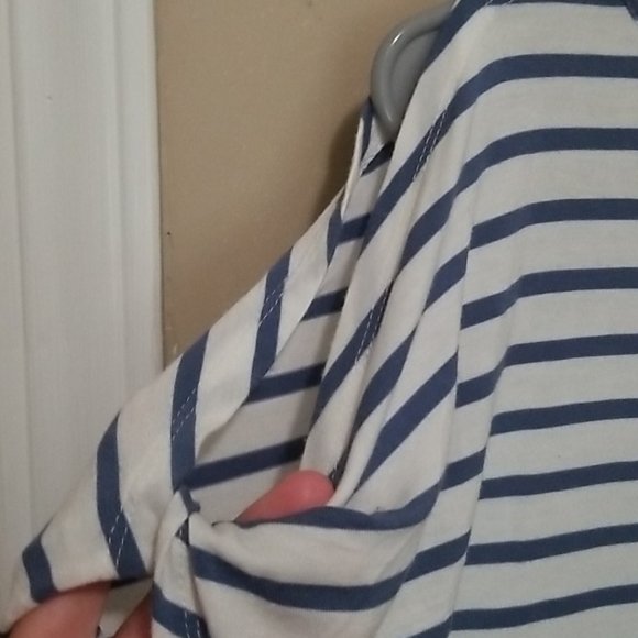 ⭐5/$20⭐ striped tee - Picture 3 of 4